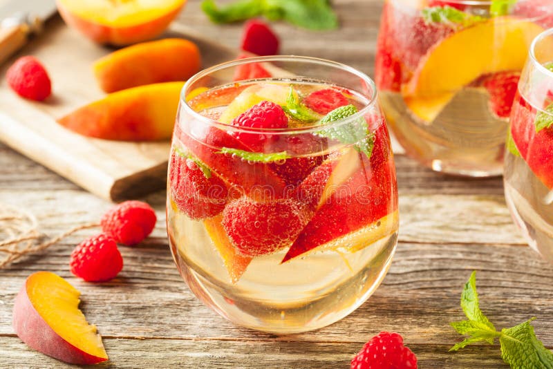 Selbst gemachte funkelnde Weißwein-Sangria lizenzfreie stockfotos