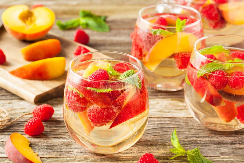 Selbst gemachte funkelnde Weißwein-Sangria lizenzfreies stockbild