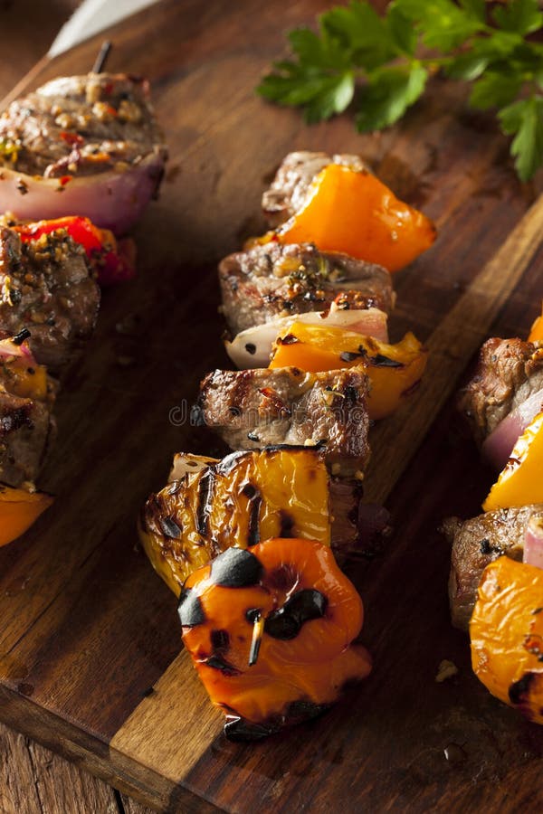 Selbst gemachte gegrillte Steak-und Veggie-Kebabs lizenzfreie stockbilder Selbst gemachte gegrillte Steak-und Veggie-Kebabs lizenzfreie stockbilder