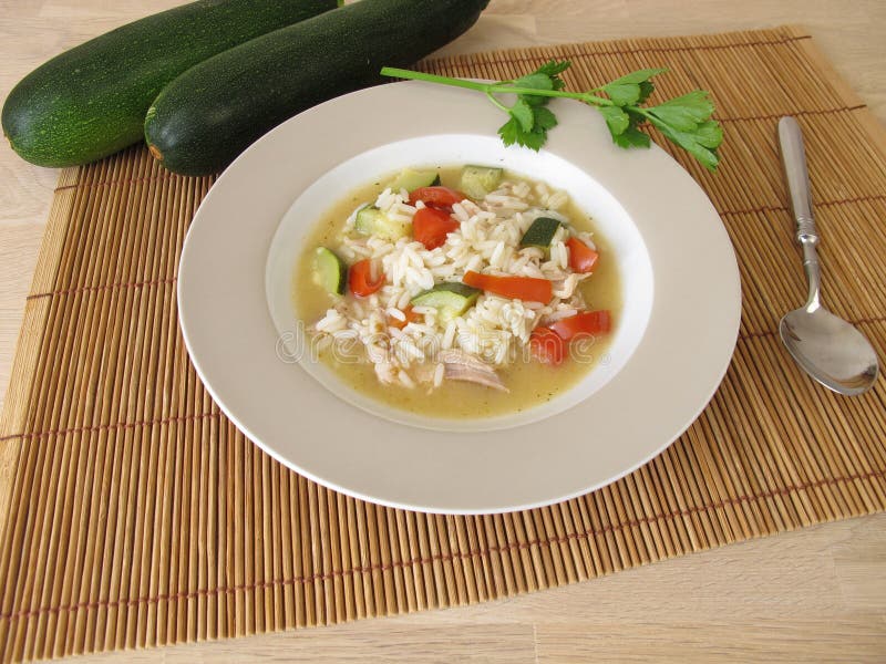 Selbst Gemachte Hühnersuppe Mit Zucchini Und Tomaten Stockbild - Bild ...