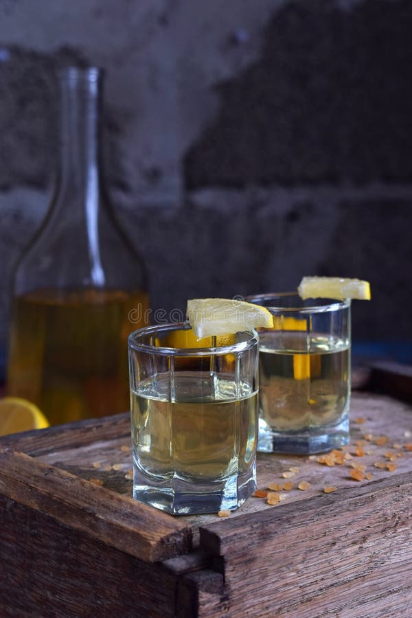 Selbst gemachte Ingwertinktur oder -ale auf hölzernem Hintergrund Rustikale Art Gelber Likör des Gewürzs in einem Glas Alkoholget