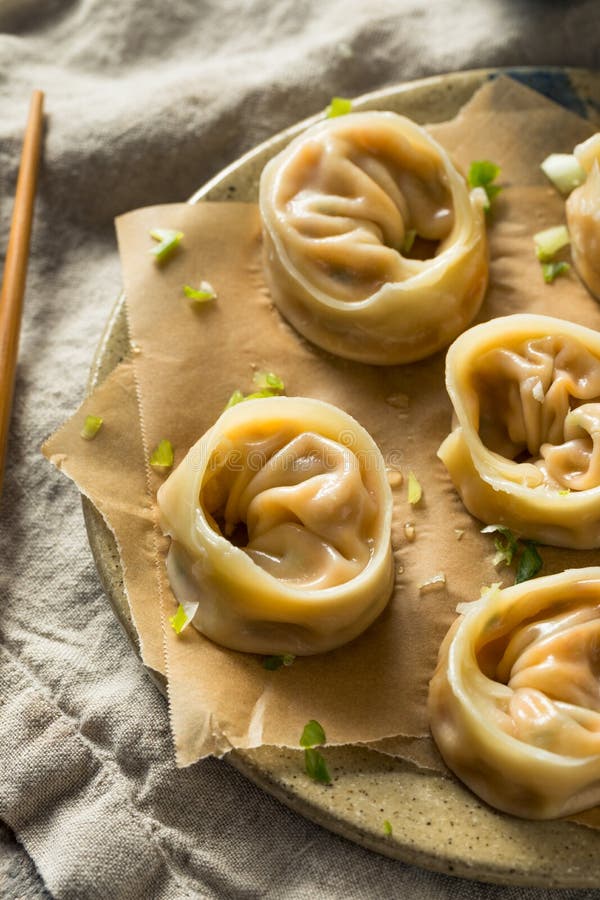 Selbst gemachte koreanische Kimchi-Mehlklöße lizenzfreie stockbilder