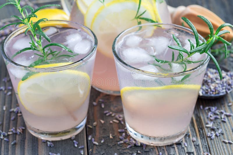 Selbst Gemachte Limonade Mit Lavendel, Frischen Zitronen Und Rosmarin ...