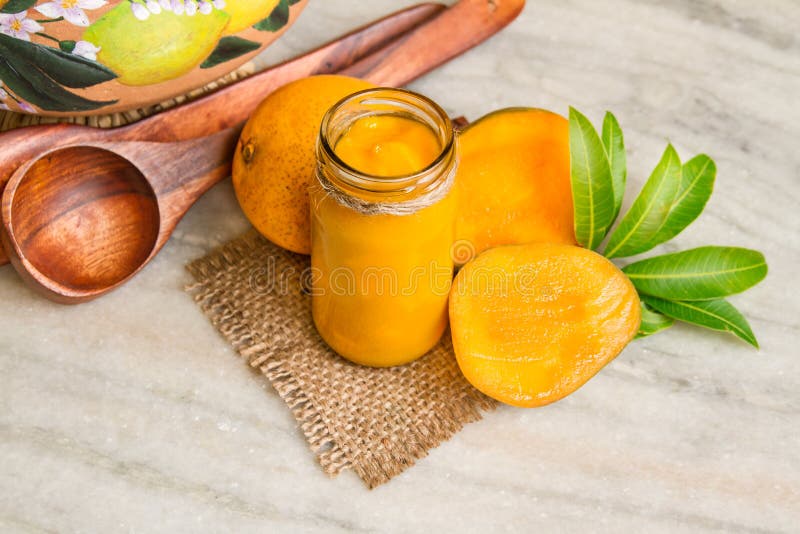 Selbst gemachte Mango-Marmelade mit frischen Früchten und Scheiben Mango, Zimtstangen auf einem weißen Marmor stockfotos Selbst gemachte Mango-Marmelade mit frischen Früchten und Scheiben Mango, Zimtstangen auf einem weißen Marmor stockfotos