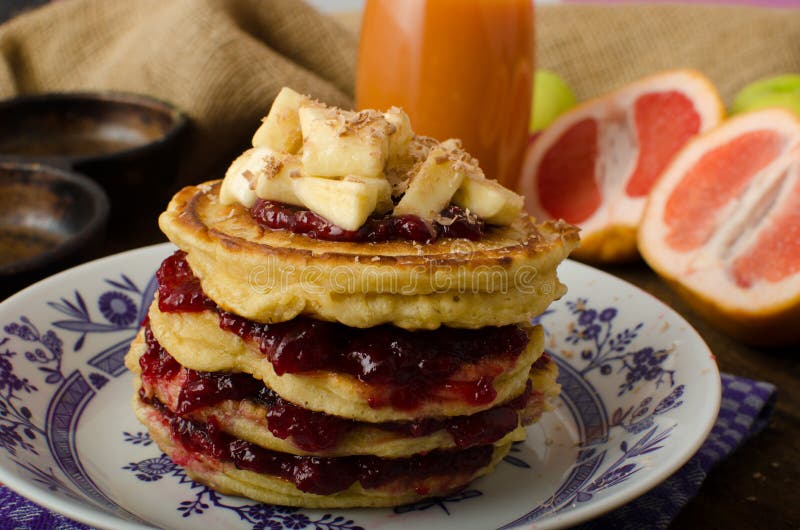 Selbst gemachte Pfannkuchen mit Bananen stockfoto Selbst gemachte Pfannkuchen mit Bananen stockfoto