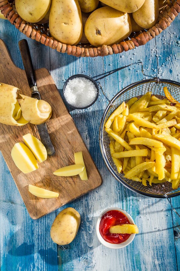 Selbst Gemachte Pommes-Frites Gemacht Von Den Kartoffeln Stockfoto ...