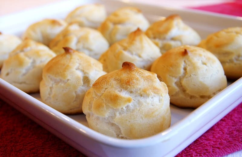 Selbst gemachte profiteroles oder Chouxbrötchen lizenzfreies stockfoto