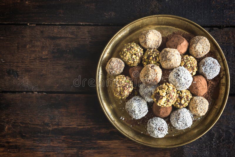 Selbst gemachte Schokoladenpralinen stockbild Selbst gemachte Schokoladenpralinen stockbild