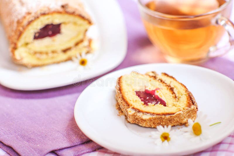 Selbst gemachte süße Rolle mit Gelee stockfotos Selbst gemachte süße Rolle mit Gelee stockfotos