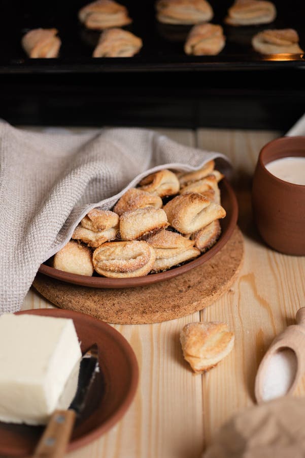Selbst gemachte Zuckerpl?tzchen Bestandteile für Plätzchen - Zucker, Butter lizenzfreie stockfotografie Selbst gemachte Zuckerpl?tzchen Bestandteile für Plätzchen - Zucker, Butter lizenzfreie stockfotografie