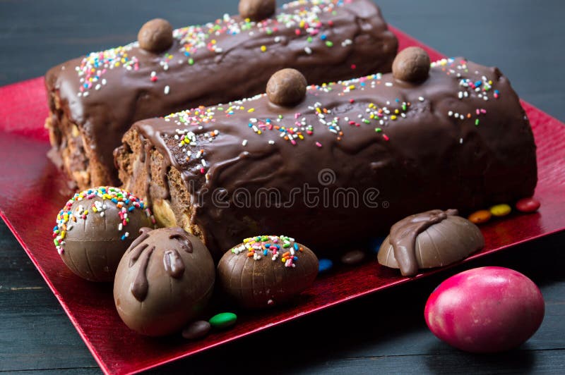 Selbst gemachter Bananenkuchen mit Schokoladeneiern lizenzfreies stockbild Selbst gemachter Bananenkuchen mit Schokoladeneiern lizenzfreies stockbild