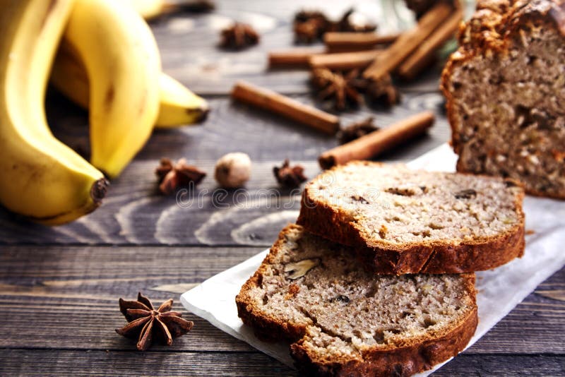 Selbst Gemachter Bananenkuchen Mit Walnüssen Stockfoto - Bild von ...