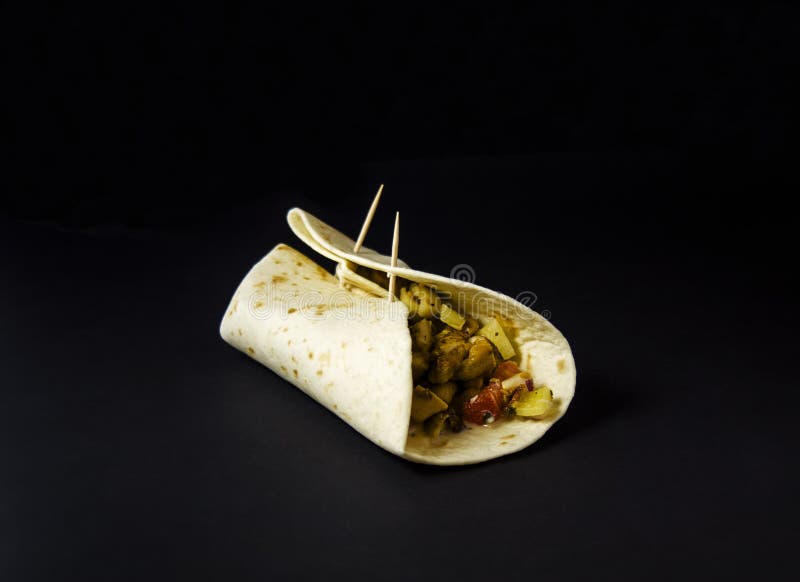 Selbst gemachter Burrito mit Huhn und Gemüse stockfotos Selbst gemachter Burrito mit Huhn und Gemüse stockfotos