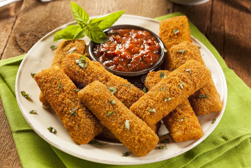 Selbst Gemachter Fried Mozzarella Sticks Stockbild - Bild von käse ...