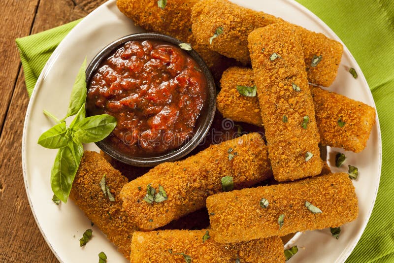 Selbst Gemachter Fried Mozzarella Sticks Stockfoto - Bild von trödel ...