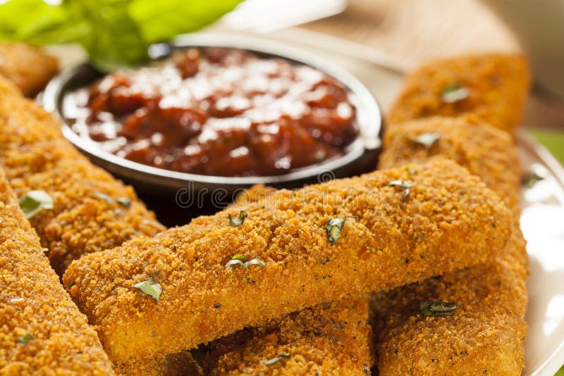 Selbst Gemachter Fried Mozzarella Sticks Stockbild - Bild von ...