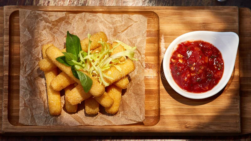 Selbst Gemachter Fried Mozzarella Sticks Stockfoto - Bild von ...