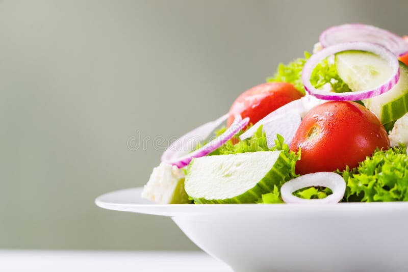 Selbst gemachter Grieche oder Sommersalat mit Frischgemüse in einer Platte stockfoto Selbst gemachter Grieche oder Sommersalat mit Frischgemüse in einer Platte stockfoto