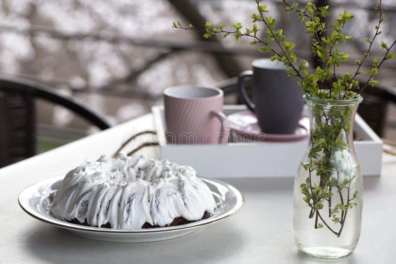 Selbst gemachter Kuchen mit Tee Kuchen mit Sugar Icing Selbst gemachter Kuchen in Form eines Ringes mit Tassen Tee oder Kaffee au lizenzfreies stockbild