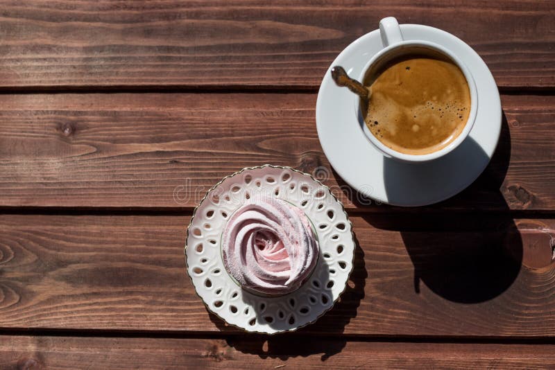 Selbst gemachter organischer Nachtisch, gemacht vom Frucht- und Beerenpüree, vom Zefir oder vom Eibisch mit der Kaffeetasse lokal stockbild Selbst gemachter organischer Nachtisch, gemacht vom Frucht- und Beerenpüree, vom Zefir oder vom Eibisch mit der Kaffeetasse lokal stockbild