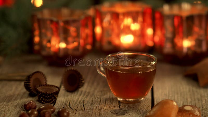 Selbst gemachter Weihnachtsglühweindurchschlag mit Lebkuchen, Schalenfrüchten und Süßigkeiten auf hölzerner rustikaler Tabelle im