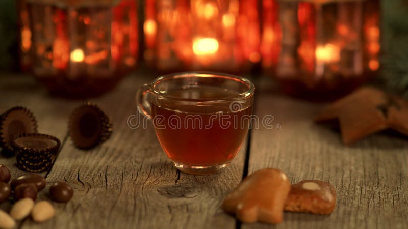 Selbst gemachter Weihnachtsglühweindurchschlag mit Lebkuchen, Schalenfrüchten und Süßigkeiten auf hölzerner rustikaler Tabelle im