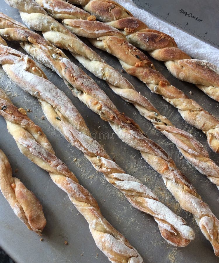 SELBST GEMACHTES BROT-STÖCKE ANGEFÜLLT MIT OLIVEN lizenzfreie stockbilder SELBST GEMACHTES BROT-STÖCKE ANGEFÜLLT MIT OLIVEN lizenzfreie stockbilder