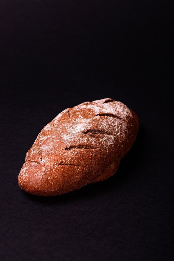 Selbst gemachtes dunkles Brot lokalisiert auf schwarzem Hintergrund. Selbst gemachtes Brot lokalisiert auf Schwarzem