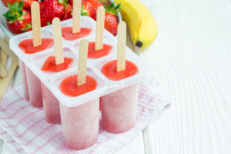 Selbst Gemachtes Eis am Stiel Mit Erdbeere Und Banane Stockfoto - Bild ...