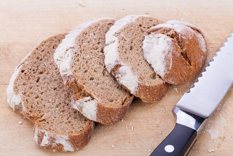 Selbst Gemachtes Frisches Gebackenes Brot Und Messer Stockfoto - Bild ...