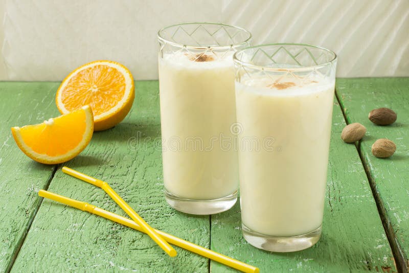 Selbst gemachtes frisches Milchshake mit Orange, Eiscreme und Muskatnuss lizenzfreies stockbild Selbst gemachtes frisches Milchshake mit Orange, Eiscreme und Muskatnuss lizenzfreies stockbild
