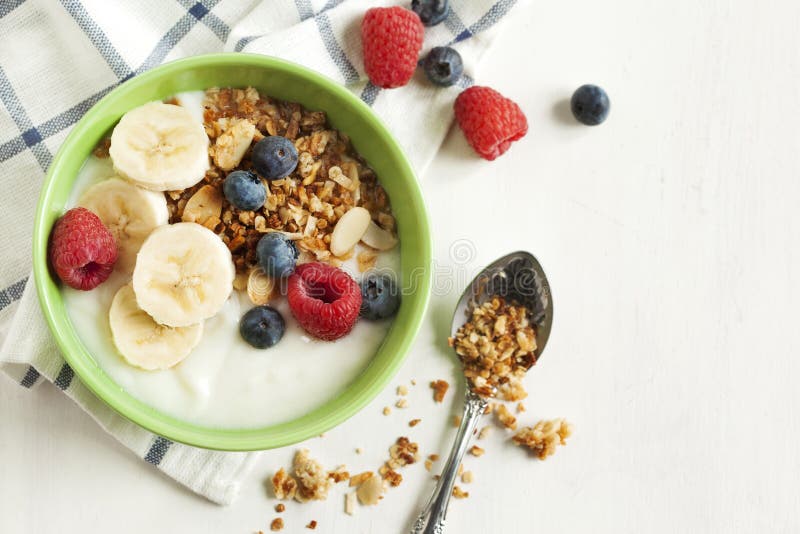 Selbst Gemachtes Muesli Mit Jogurt, Frischen Beeren Und Saft Stockbild ...