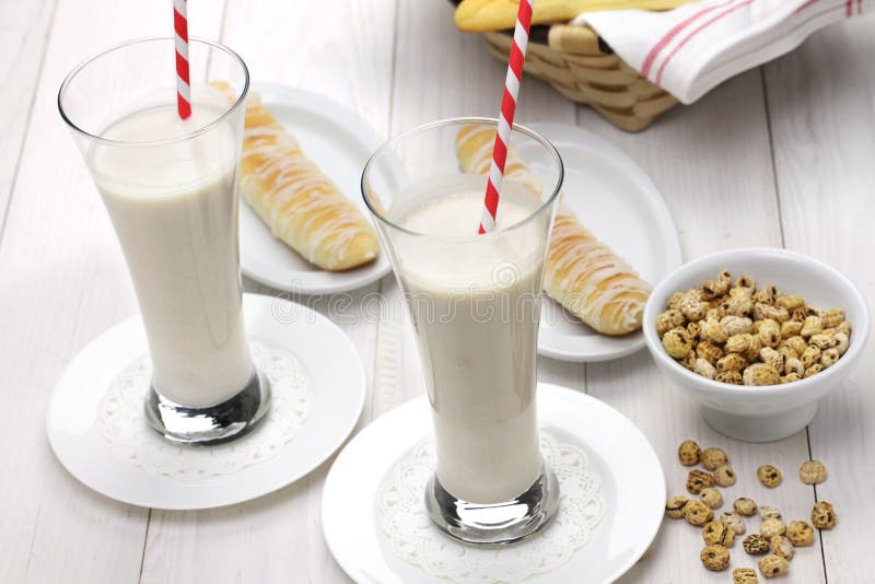 Selbst Gemachtes Horchata Und Fartons Stockfoto - Bild von kalt ...