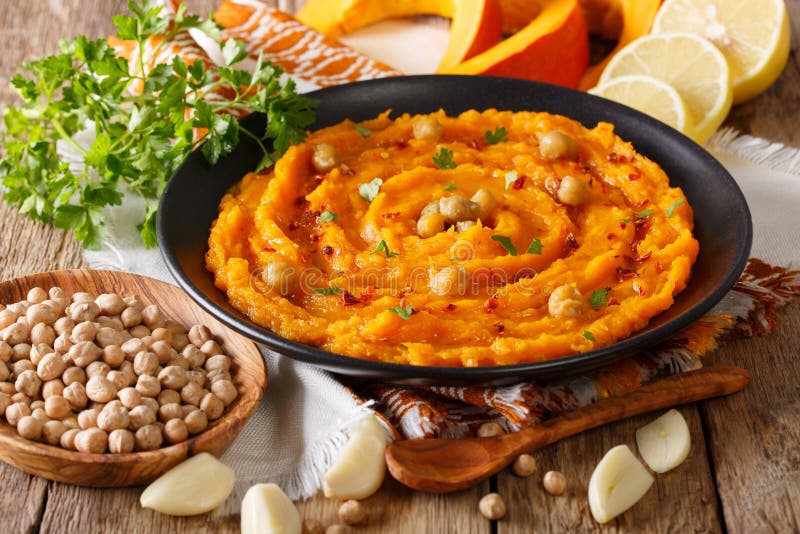 Selbst gemachtes Kürbis hummus mit Knoblauch-, Zitronen- und Pfeffernahaufnahme an lizenzfreie stockfotografie Selbst gemachtes Kürbis hummus mit Knoblauch-, Zitronen- und Pfeffernahaufnahme an lizenzfreie stockfotografie