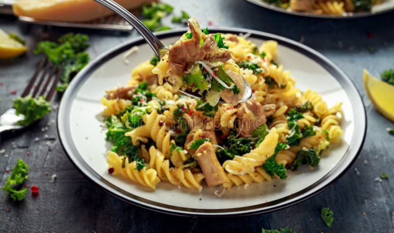 Selbst gemachtes Teigwaren fusilli mit Huhn, grünem Kohl-, Knoblauch-, Zitronen- und Parmesankäseparmesankäse Gesundes Hauptleben lizenzfreie stockfotografie Selbst gemachtes Teigwaren fusilli mit Huhn, grünem Kohl-, Knoblauch-, Zitronen- und Parmesankäseparmesankäse Gesundes Hauptleben lizenzfreie stockfotografie