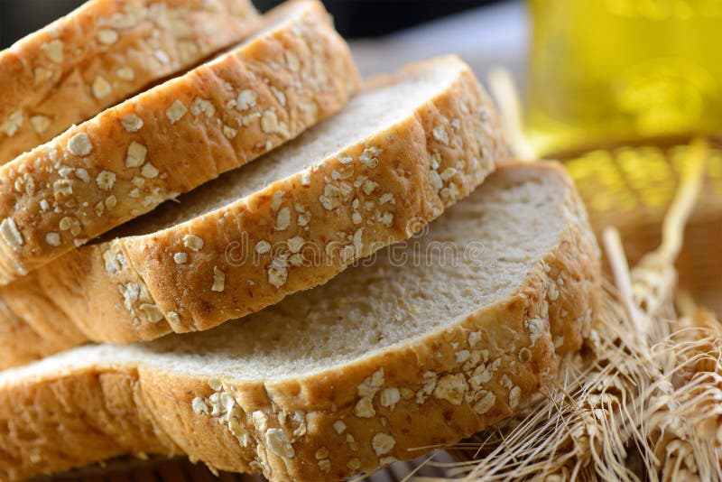Selbst gemachtes Vollweizenbrot geschnitten auf Scheiben stockbilder Selbst gemachtes Vollweizenbrot geschnitten auf Scheiben stockbilder