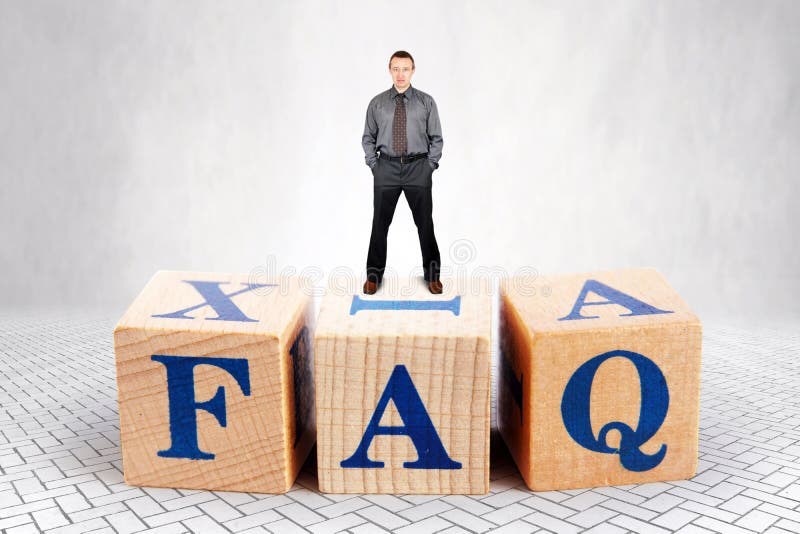 Selbstüberzeugter Mann steht auf die Oberseite des Haufens der Holzklötze mit Buchstaben FAQ lizenzfreie stockfotos Selbstüberzeugter Mann steht auf die Oberseite des Haufens der Holzklötze mit Buchstaben FAQ lizenzfreie stockfotos