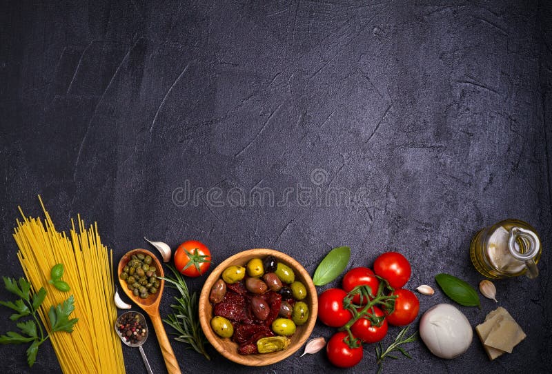 Selección de comida sana Fondo italiano de la comida con espaguetis, queso parmesano de la mozzarella, aceitunas, los tomates y e fotos de archivo Selección de comida sana Fondo italiano de la comida con espaguetis, queso parmesano de la mozzarella, aceitunas, los tomates y e fotos de archivo