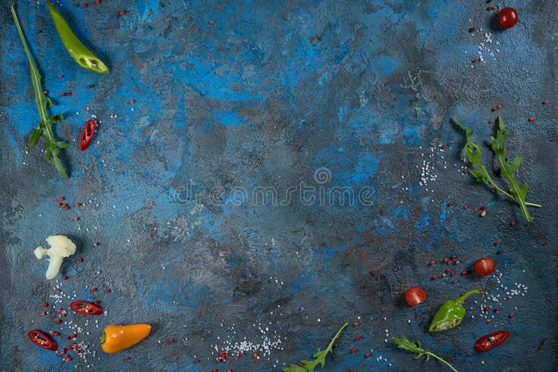Selección de hierbas y de verdes de las especias Ingredientes para cocinar Fondo de la comida en la tabla negra de la pizarra imagen de archivo libre de regalías Selección de hierbas y de verdes de las especias Ingredientes para cocinar Fondo de la comida en la tabla negra de la pizarra imagen de archivo libre de regalías