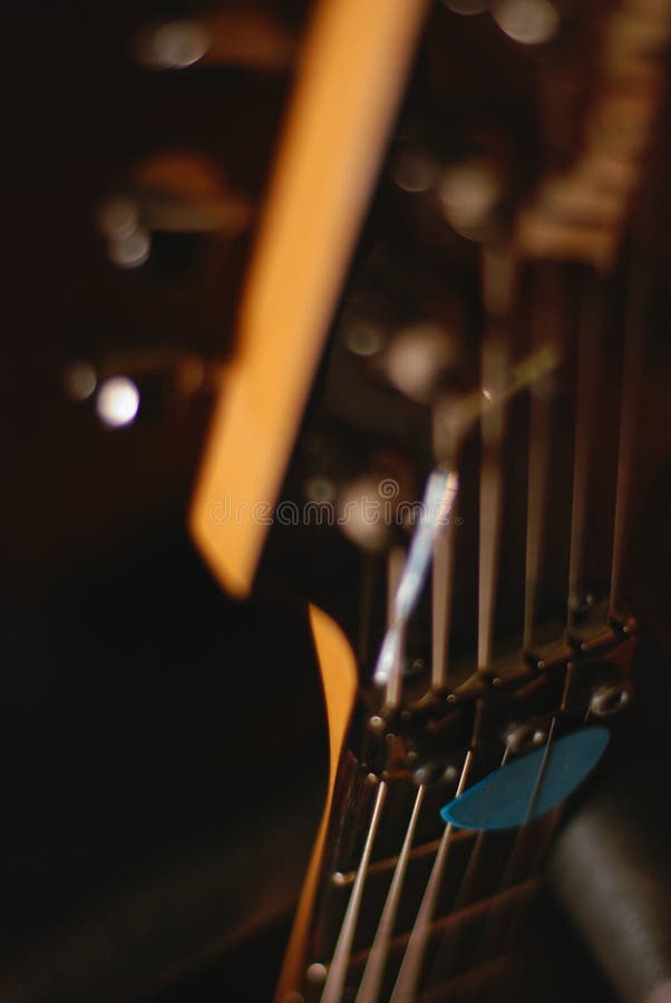 Selección de la guitarra del foco con el fondo borroso imagen de archivo Selección de la guitarra del foco con el fondo borroso imagen de archivo