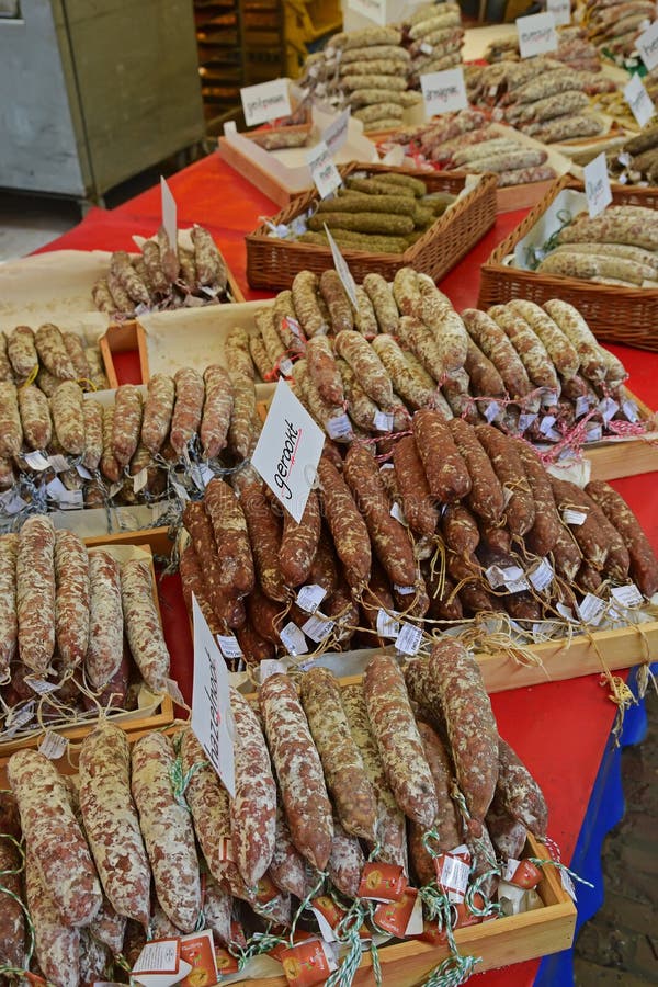 Selectie ambachtelijke worsten op de Ochtendmarkt in Amsterdam royalty-vrije stock afbeelding