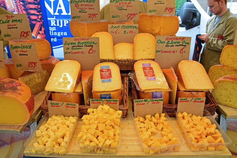 Selectie Kaas op de Ochtendmarkt in Amsterdam stock foto's