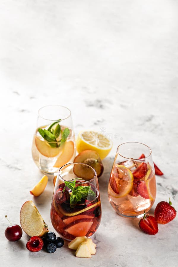 Selectie van rood, roze, witte sangria's - en ingrediënten royalty-vrije stock fotografie Selectie van rood, roze, witte sangria's - en ingrediënten royalty-vrije stock fotografie