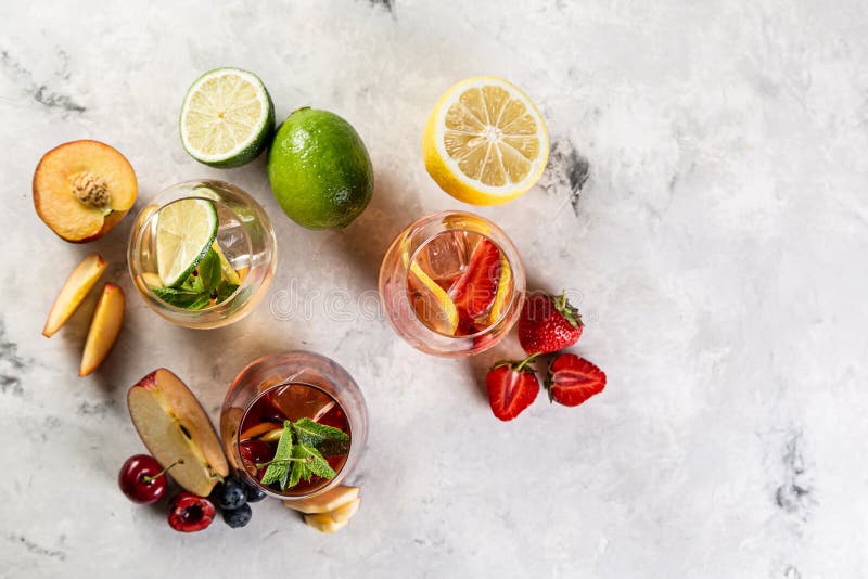 Selectie van rood, roze, witte sangria's - en ingrediënten royalty-vrije stock foto's Selectie van rood, roze, witte sangria's - en ingrediënten royalty-vrije stock foto's