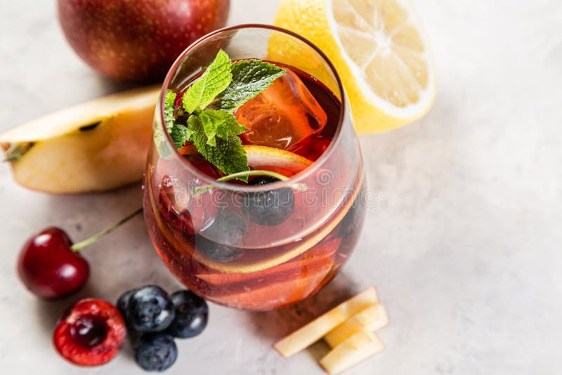 Selectie van rood, roze, witte sangria's - en ingrediënten royalty-vrije stock foto's Selectie van rood, roze, witte sangria's - en ingrediënten royalty-vrije stock foto's