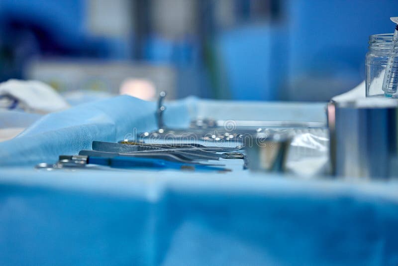Selectief nadruk chirurgisch instrument die op lijst, noodsituatiegeval, chirurgie, medische technologie, gezondheidszorgkanker l stock afbeeldingen Selectief nadruk chirurgisch instrument die op lijst, noodsituatiegeval, chirurgie, medische technologie, gezondheidszorgkanker l stock afbeeldingen