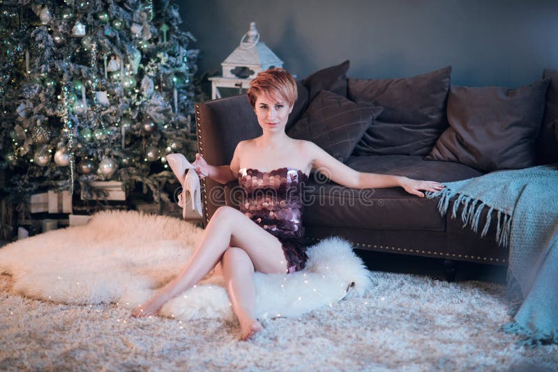 Selectieve nadruk op de glimlachende mooie vrouw die aardige avondjurk dragen en ons gelukwensen met het Nieuwjaar stock fotografie Selectieve nadruk op de glimlachende mooie vrouw die aardige avondjurk dragen en ons gelukwensen met het Nieuwjaar stock fotografie