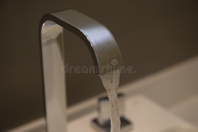 https://thumbs.dreamstime.com/b/selective-focus-closeup-shot-faucet-turn-sink-196652451.jpg