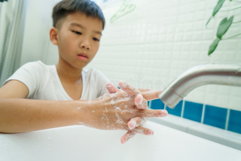 Мама бреет видео. Мальчик в ванне. Мытье мальчика в ванной. Мальчик моет руки в ванной. В ванной комнате мальчишка моется.