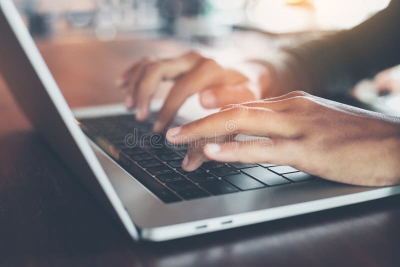 Selekcyjnej ostrości palcowy pisać na maszynie na laptopie fotografia stock Selekcyjnej ostrości palcowy pisać na maszynie na laptopie fotografia stock